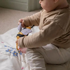 Throws|Blankets><noscript><img width=