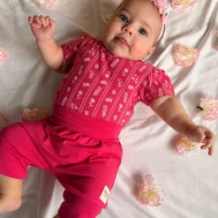 Tops><noscript><img width=