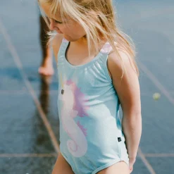 Swimsuits><noscript><img width=